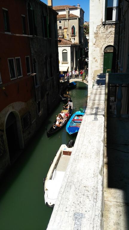 Balcone Sul Canale Venesia Bagian luar foto