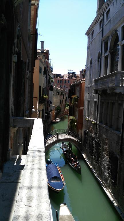 Balcone Sul Canale Venesia Bagian luar foto