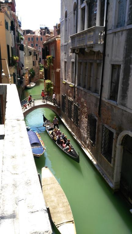 Balcone Sul Canale Venesia Bagian luar foto
