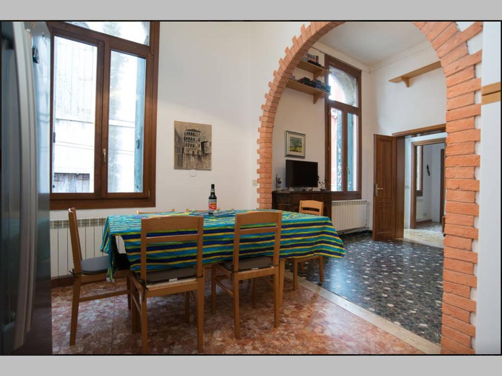 Balcone Sul Canale Venesia Bagian luar foto