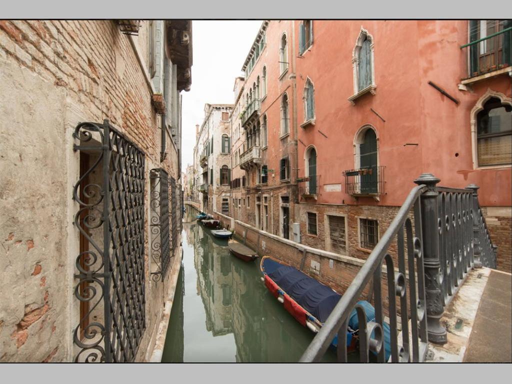 Balcone Sul Canale Venesia Bagian luar foto