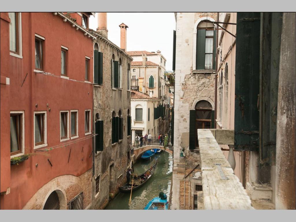 Balcone Sul Canale Venesia Bagian luar foto