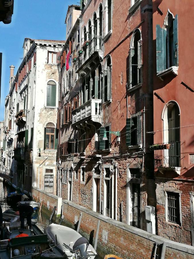 Balcone Sul Canale Venesia Bagian luar foto