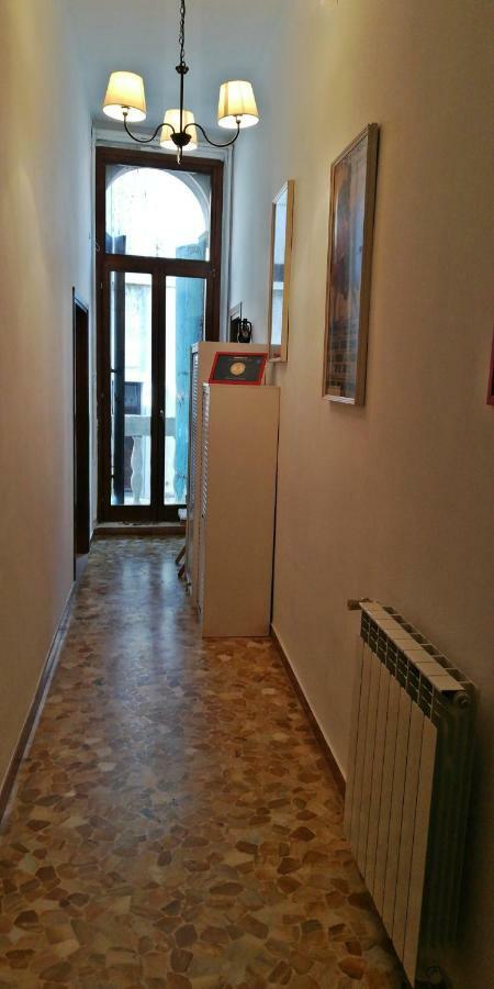 Balcone Sul Canale Venesia Bagian luar foto