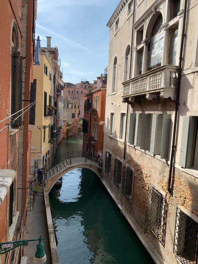 Balcone Sul Canale Venesia Bagian luar foto