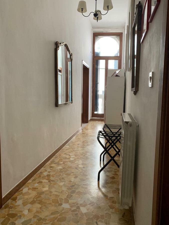 Balcone Sul Canale Venesia Bagian luar foto
