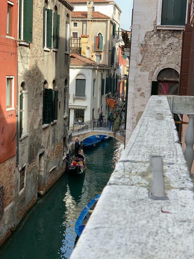 Balcone Sul Canale Venesia Bagian luar foto