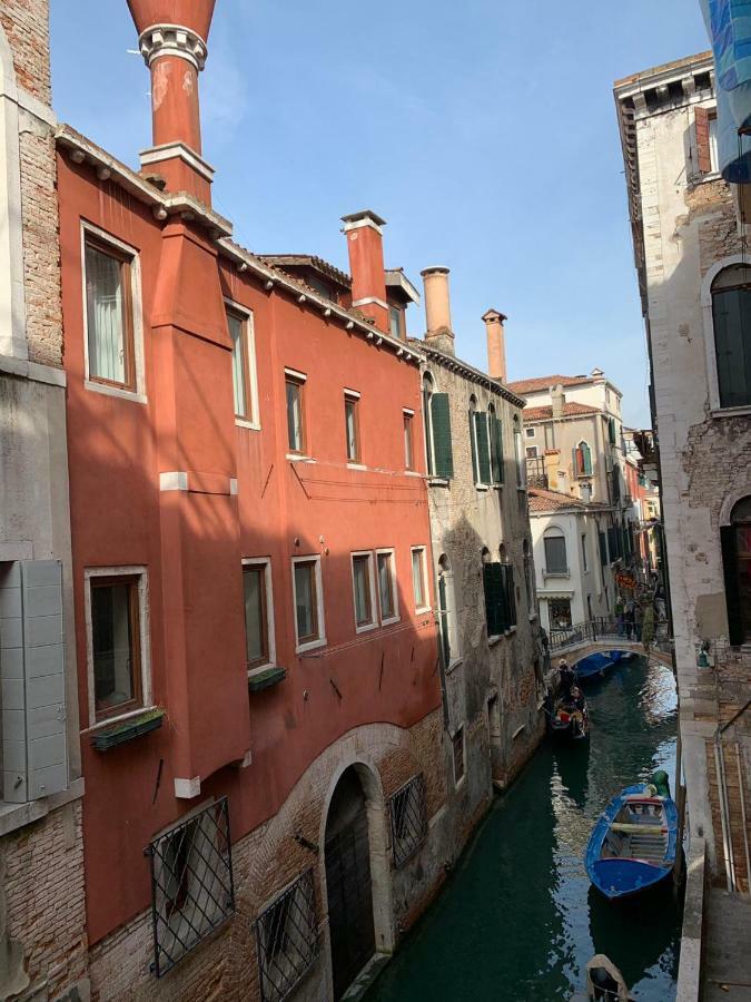 Balcone Sul Canale Venesia Bagian luar foto
